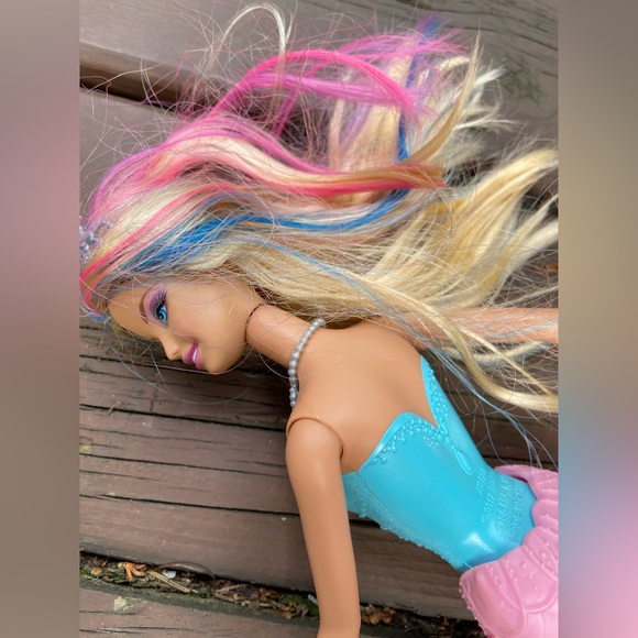 2012 Mermaid Barbie with Turquoise & Pink Streaks in Blonde Hair - Picture 3 of 8